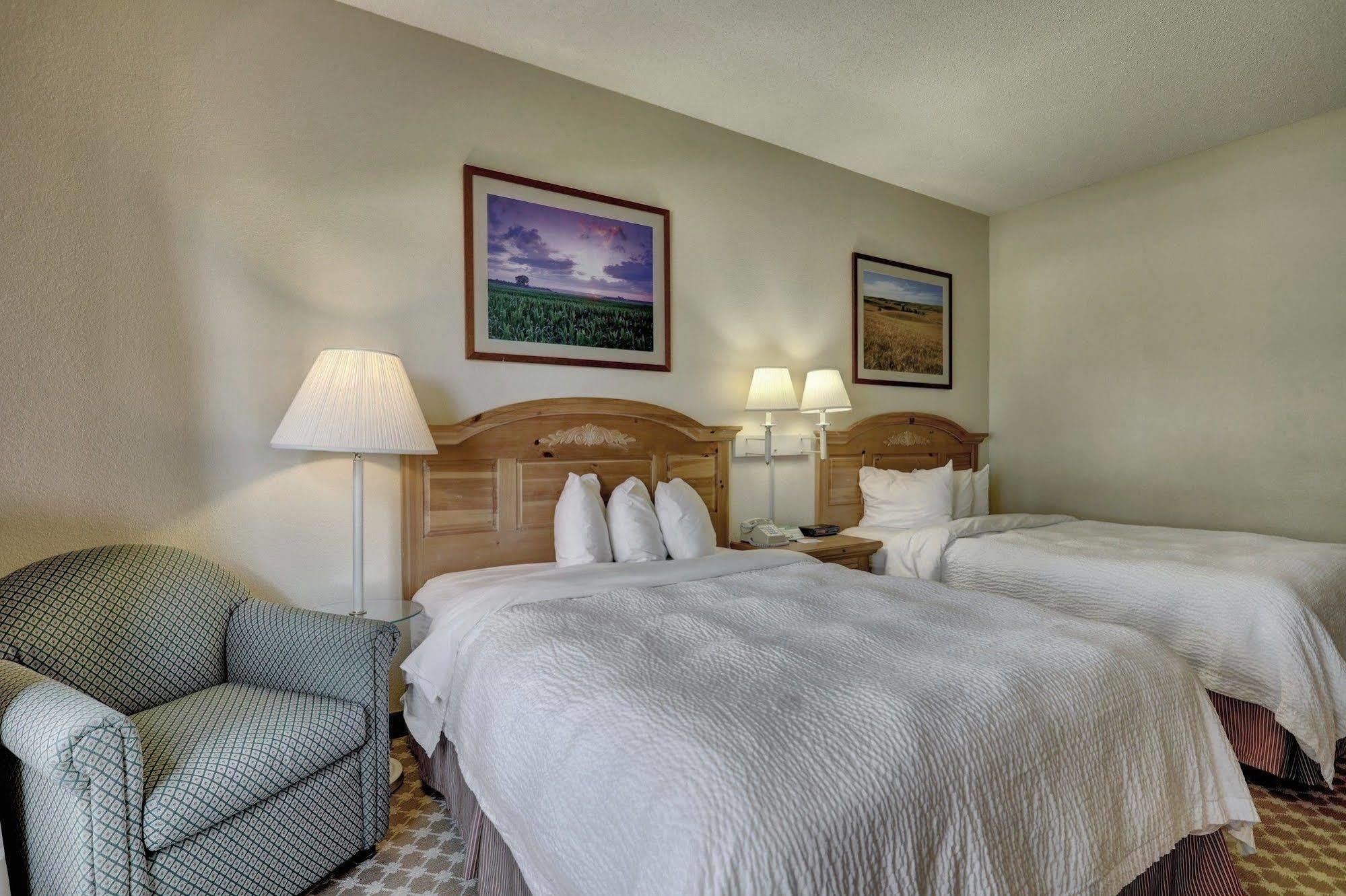 Lancaster Inn & Suites Манхейм Экстерьер фото